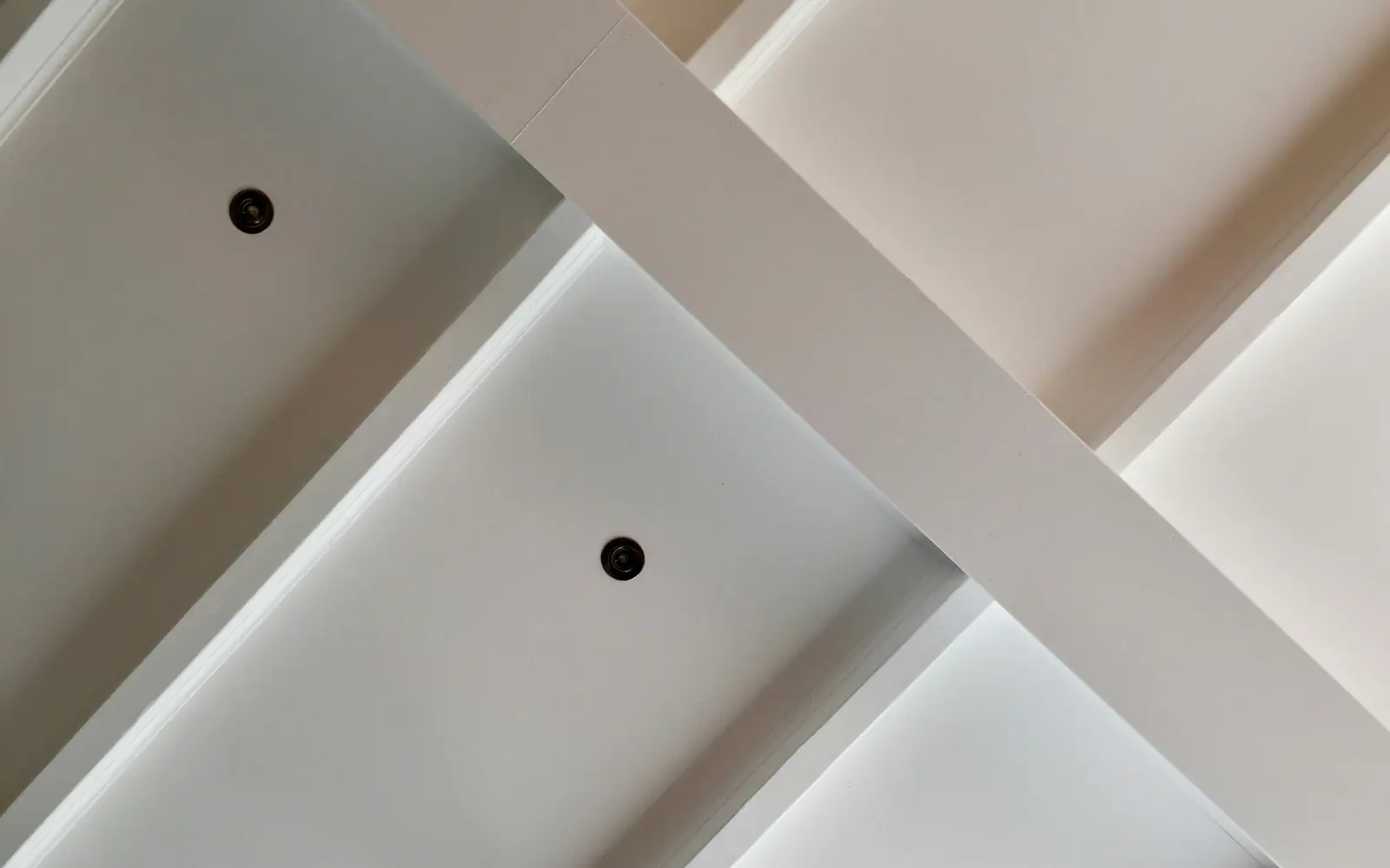 Abgehängte weiße Decke mit Einbauleuchten