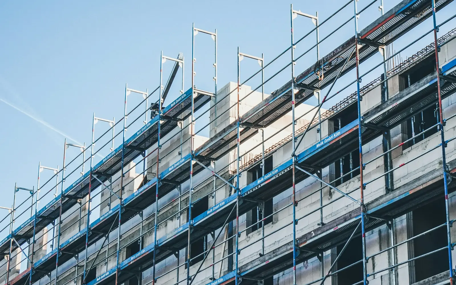 Neubau mit Gerüst und Dämmplatten an der Fassade